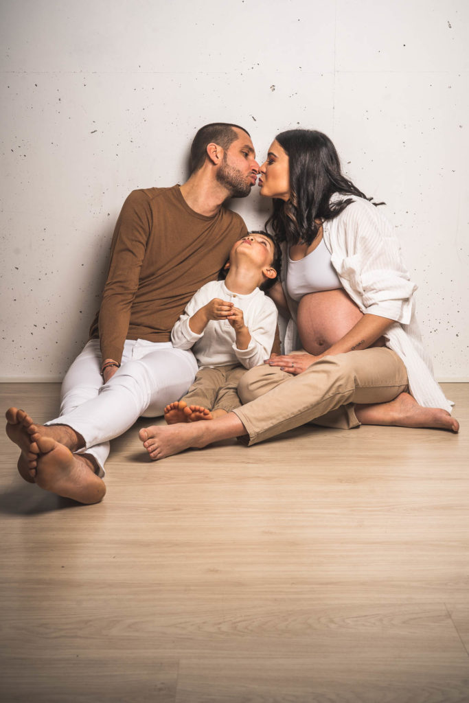 photographe professionnel à Genève - photo de familles - photo de grossesse. En couleur avec les tenues assorties.
