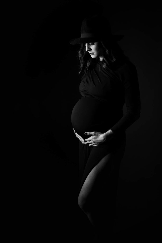 photographe grossesse geneve - RDMSTUDIO photographe de studio - photo femme enceinte en noir et blanc