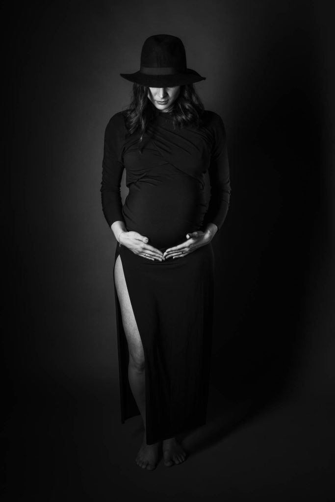 photographe grossesse geneve - RDMSTUDIO photographe de studio - photo femme enceinte en noir et blanc