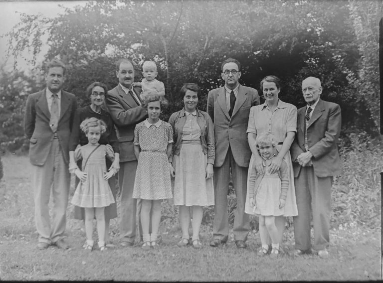 photographe professionnel à Genève - photo de famille en noir et blanc datant de plusieurs années. Souvenirs impérissables